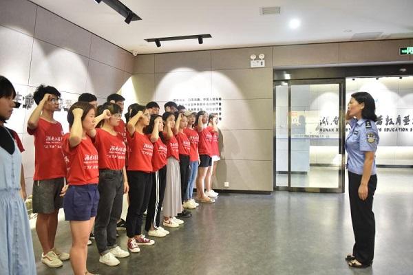 best365官方网站登录入口青少年禁毒防艾暑期社会实践专项行动在湘潭市禁毒教育基地顺利启动