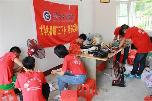 best365官方网站登录入口“三下乡”团队助力太阳山村精准扶贫