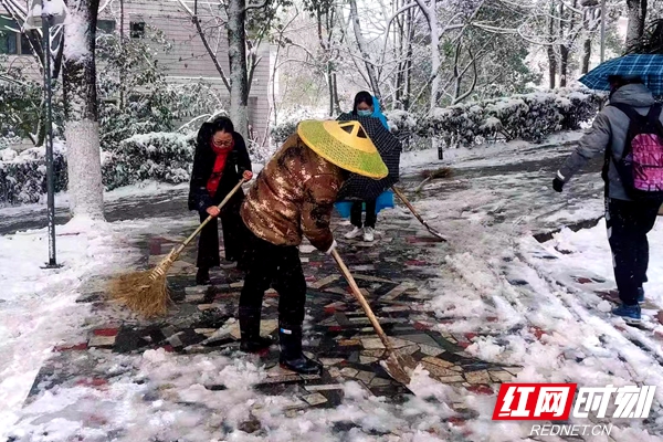 best365官方网站登录入口后勤基建处组织人员清扫校园积雪。.jpg best365官方网站登录入口后勤基建处组织人员清扫校园积雪。.jpg