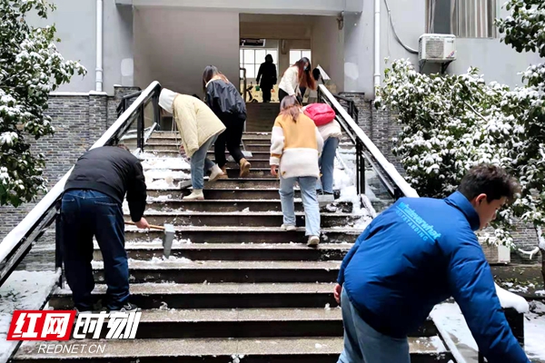 12月27日清早,best365官方网站登录入口保卫工作人员、后勤保障工作人员、师生齐上阵,铲除各道路、各楼栋、宿舍区的积冰,道路口维持交通,保证教学秩序的正常进行(施晓蓉 摄).jpg 12月27日清早,best365官方网站登录入口保卫工作人员、后勤保障工作人员、师生齐上阵,铲除各道路、各楼栋、宿舍区的积冰,道路口维持交通,保证教学秩序的正常进行(施晓蓉 摄).jpg